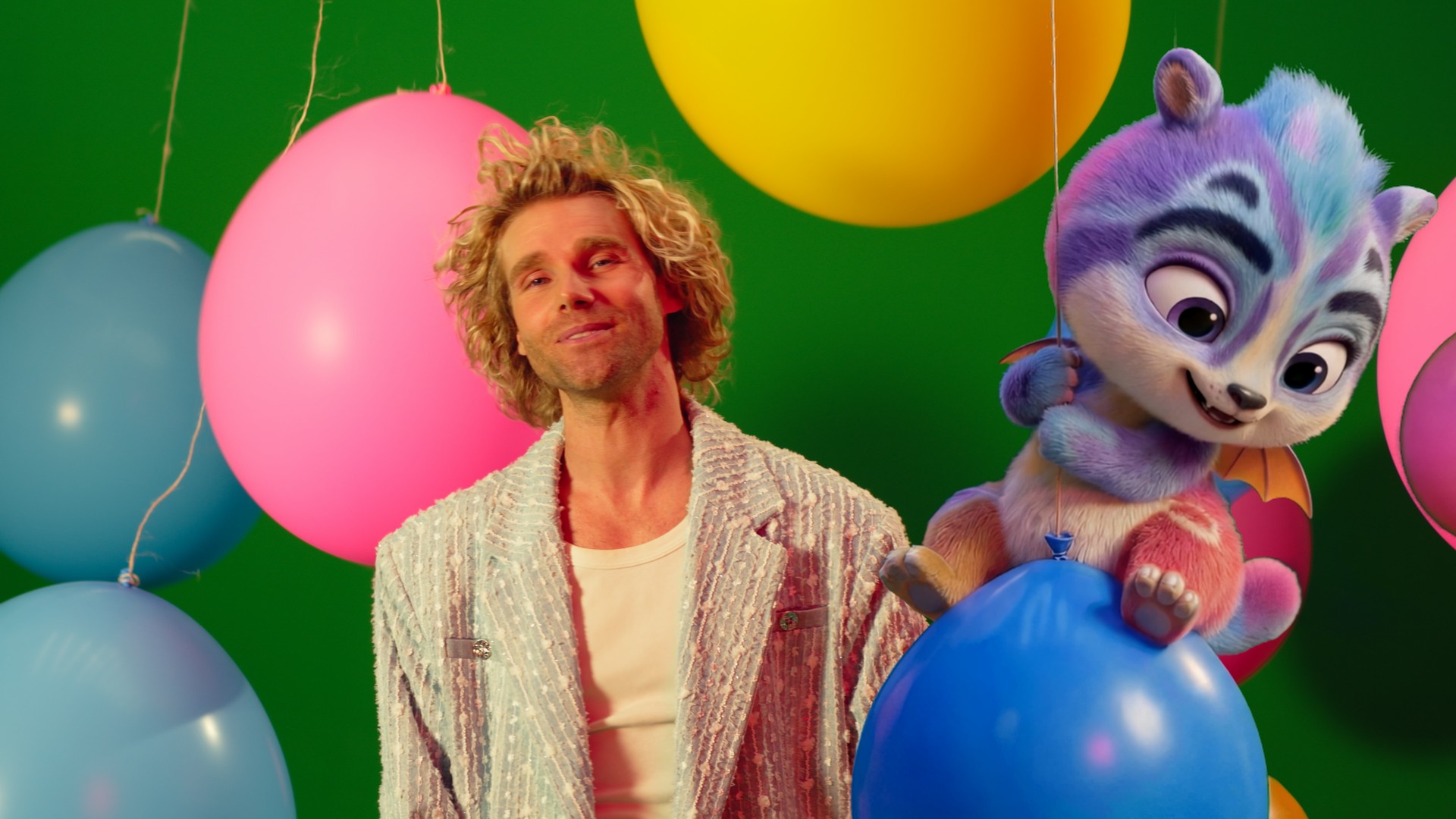 Matt und Quatschi spielen zwischen bunten Luftballons